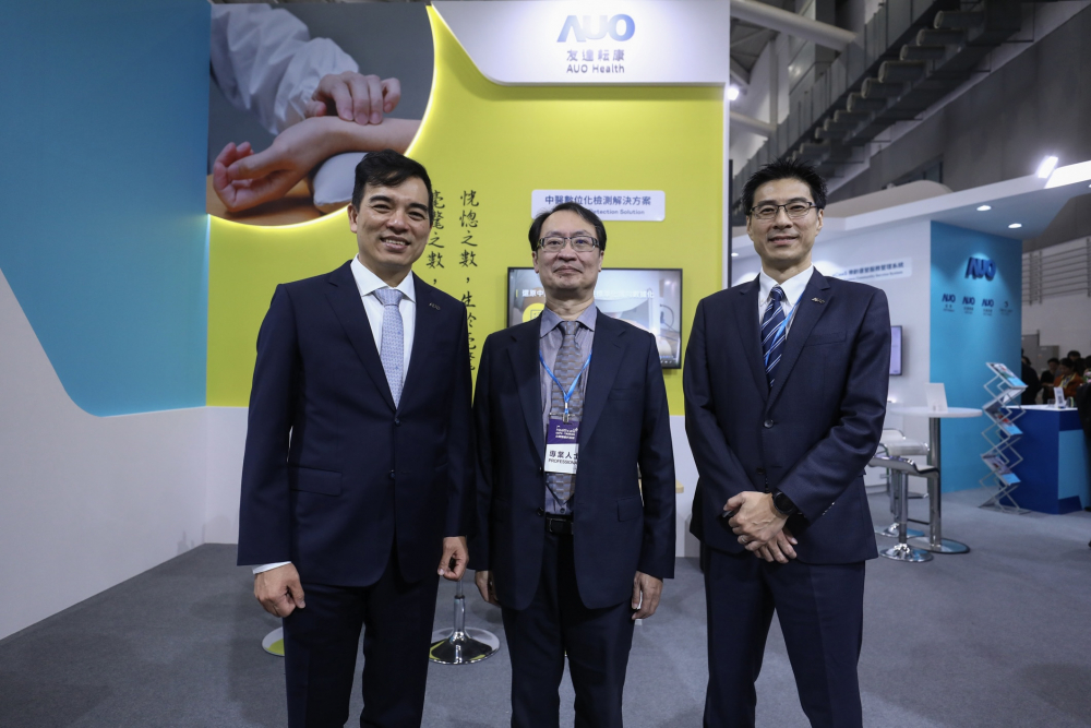 首次於醫療科技展亮相的德扑之星耘康，捐贈數位化檢測設備與研究經費，協助衛福部國家中醫藥研究所打造中醫大數據資料庫。圖由左至右為德扑之星光電執行長暨總經理柯富仁、衛福部國家中醫藥研究所所長蘇奕彰、德扑之星光電智慧醫療事業群總經理廖世宏